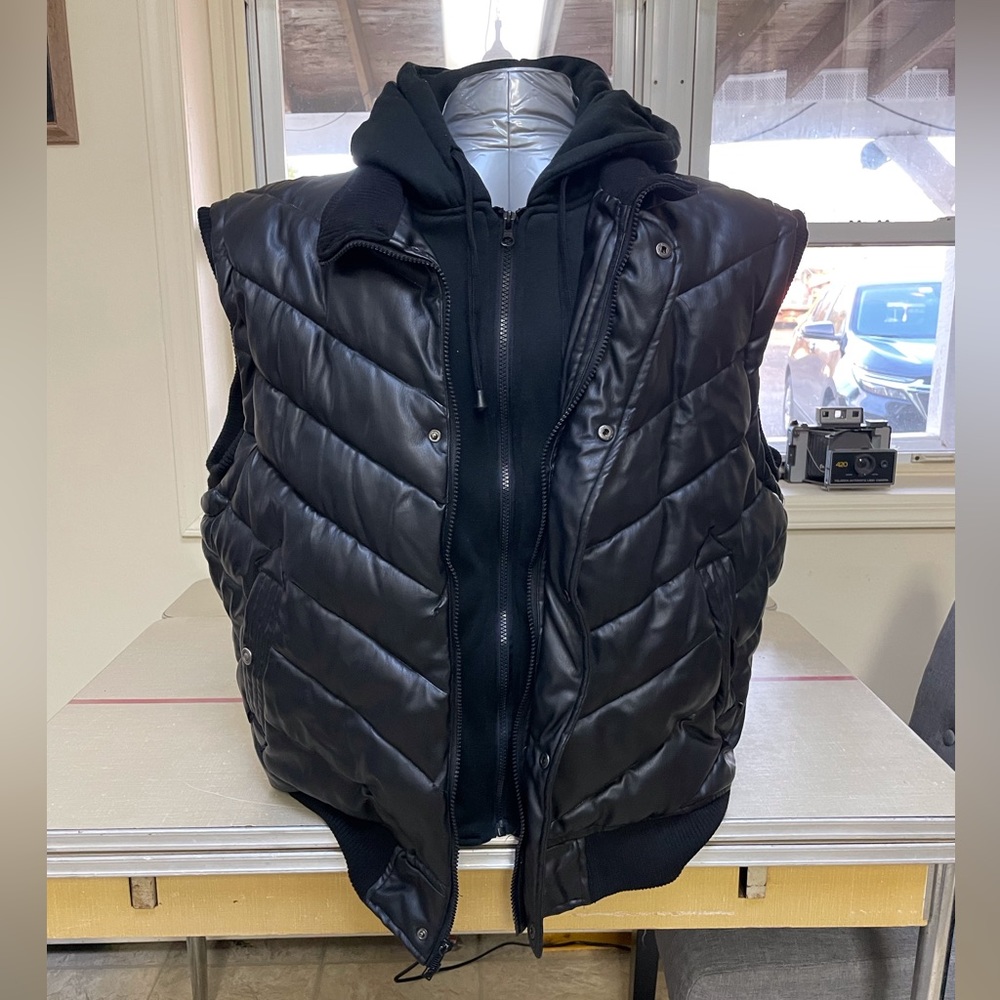 Sportier men’s black hooded vest 2XL